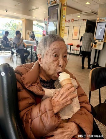 开云入口-TVB视后宣萱的顶级炫富，不是豪车名表，而是她车后座的102岁保姆